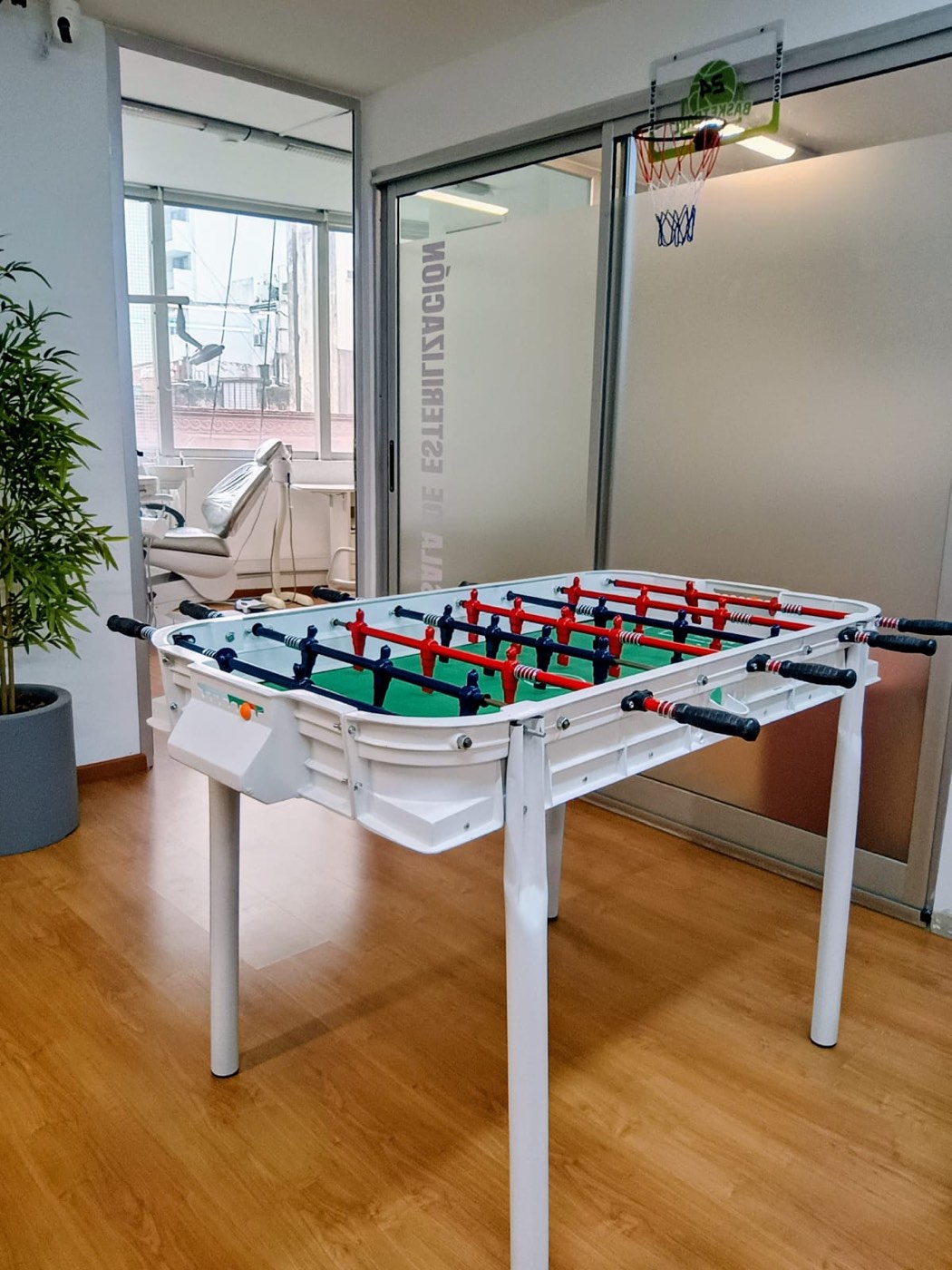 Metegol y canasta en la zona de juegos